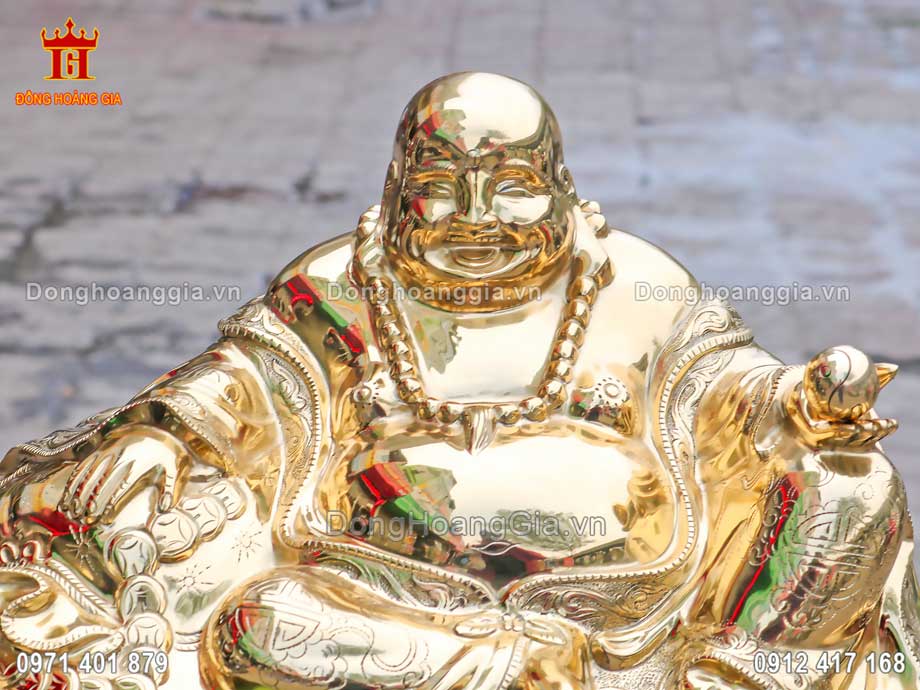 Tượng Phật Di Lặc ngồi bằng đồng mang ý nghĩa biểu tượng của hạnh phúc
